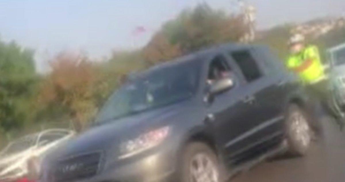 İstanbul'da aracı bozulan sürücüye polisler yardım etti