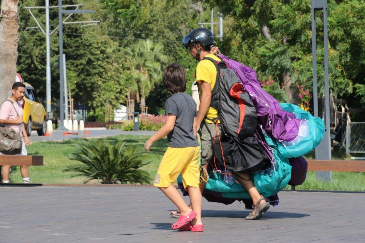Antalya'da yasağa aldırmayan İtalyan paraşütçü aydınlatma direğine takıldı