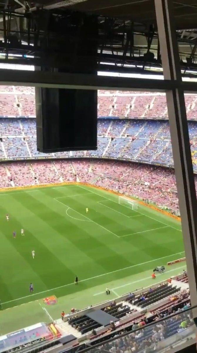 Barcelona taraftarı tribünden PSG'ye küfür etti