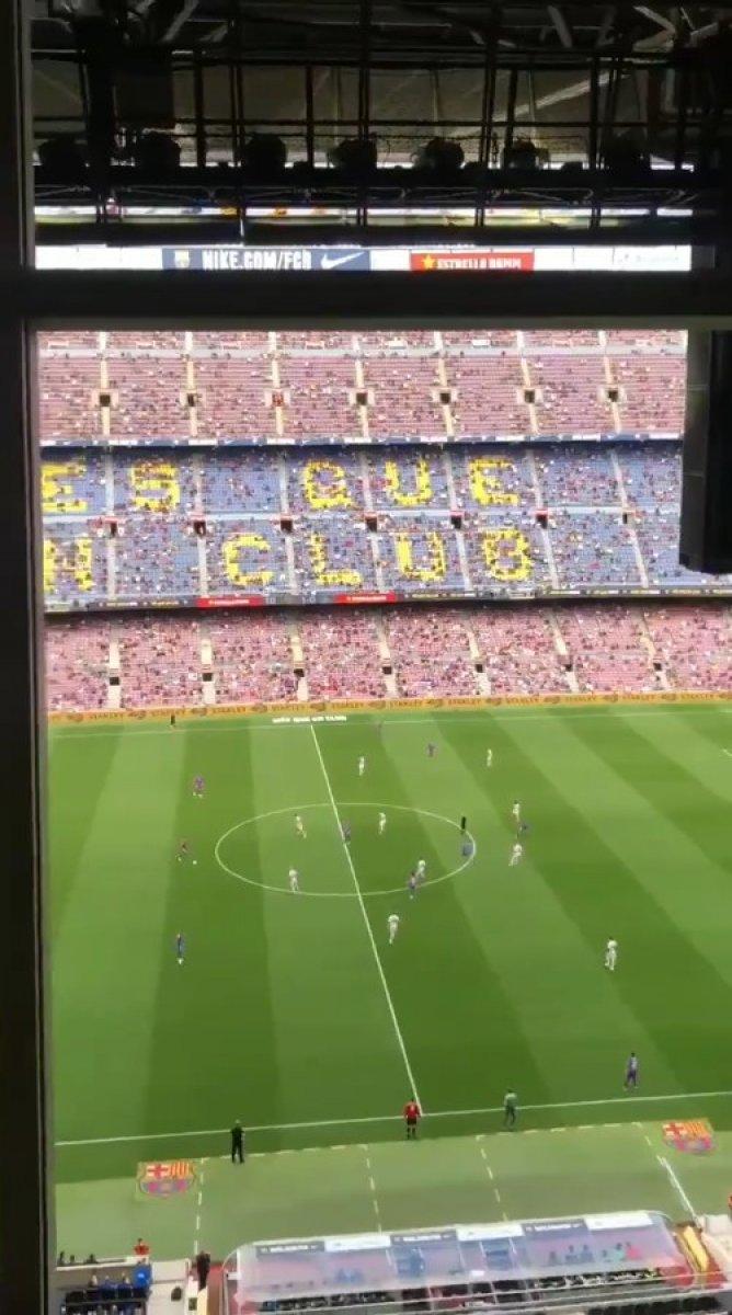 Barcelona taraftarı tribünden PSG'ye küfür etti