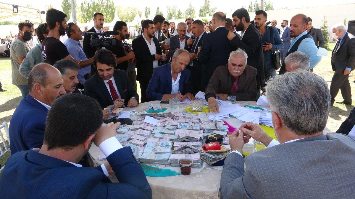 Van'daki aşiret düğününde 3 buçuk milyon lira takı takıldı