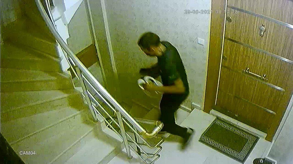 Sultangazi’de, apartmana giren hırsız ayakkabıları topladı