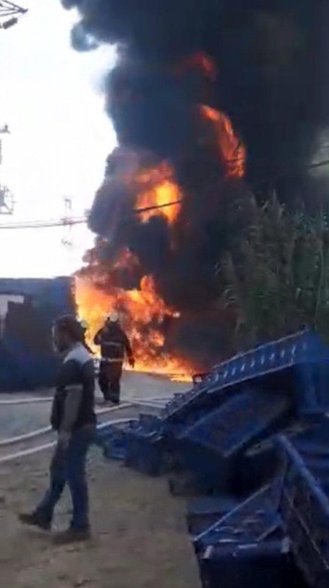 Manisa'da bir fabrikanın bahçesindeki plastikler alev aldı