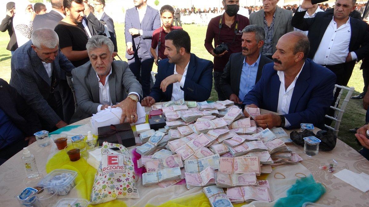 Van'daki aşiret düğününde 3 buçuk milyon lira takı takıldı