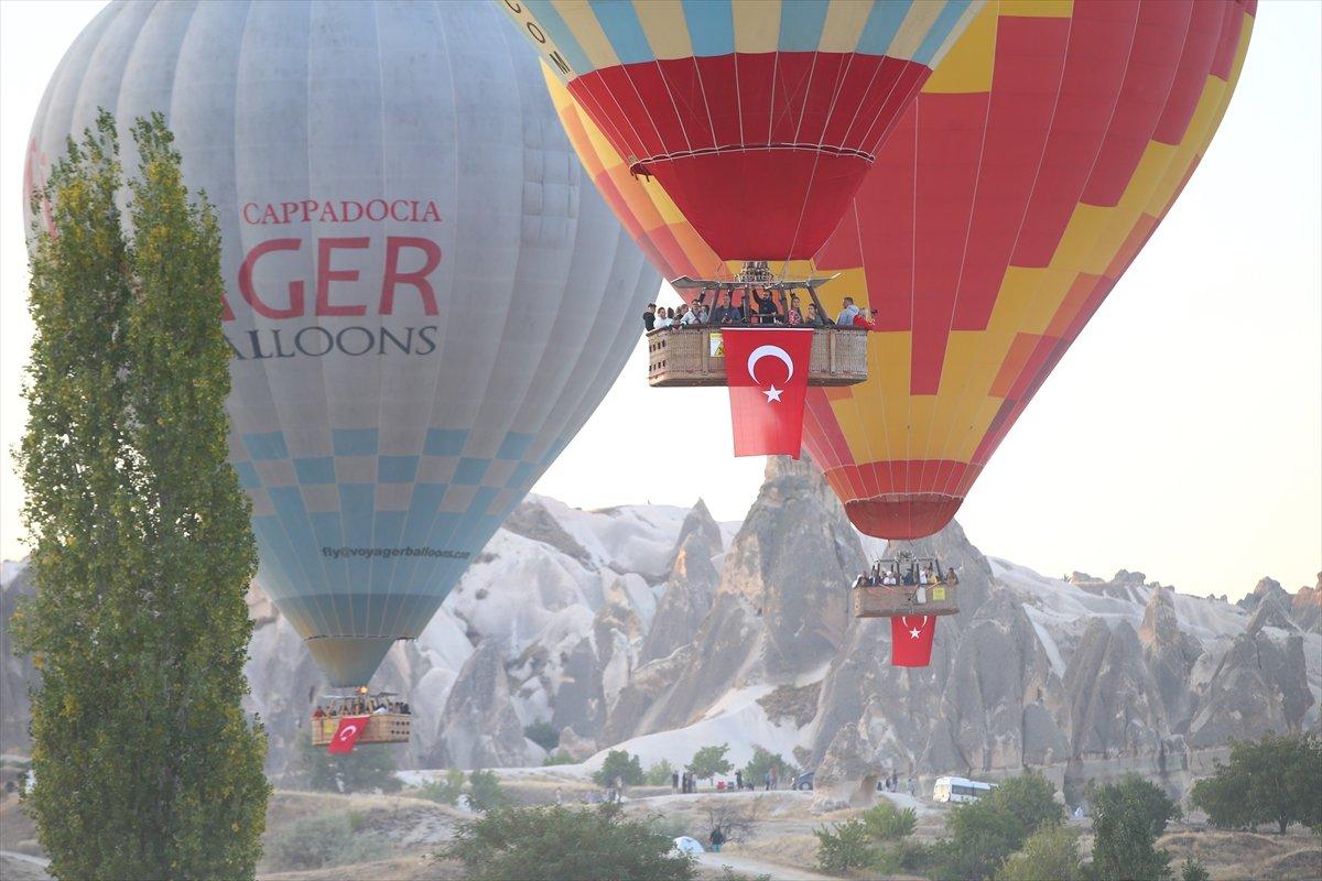 Nevşehir'de ay yıldız desenli balon havalandı