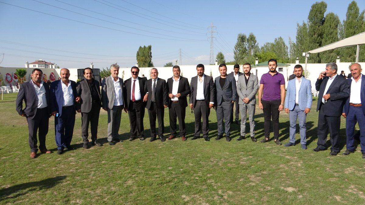 Van'daki aşiret düğününde 3 buçuk milyon lira takı takıldı