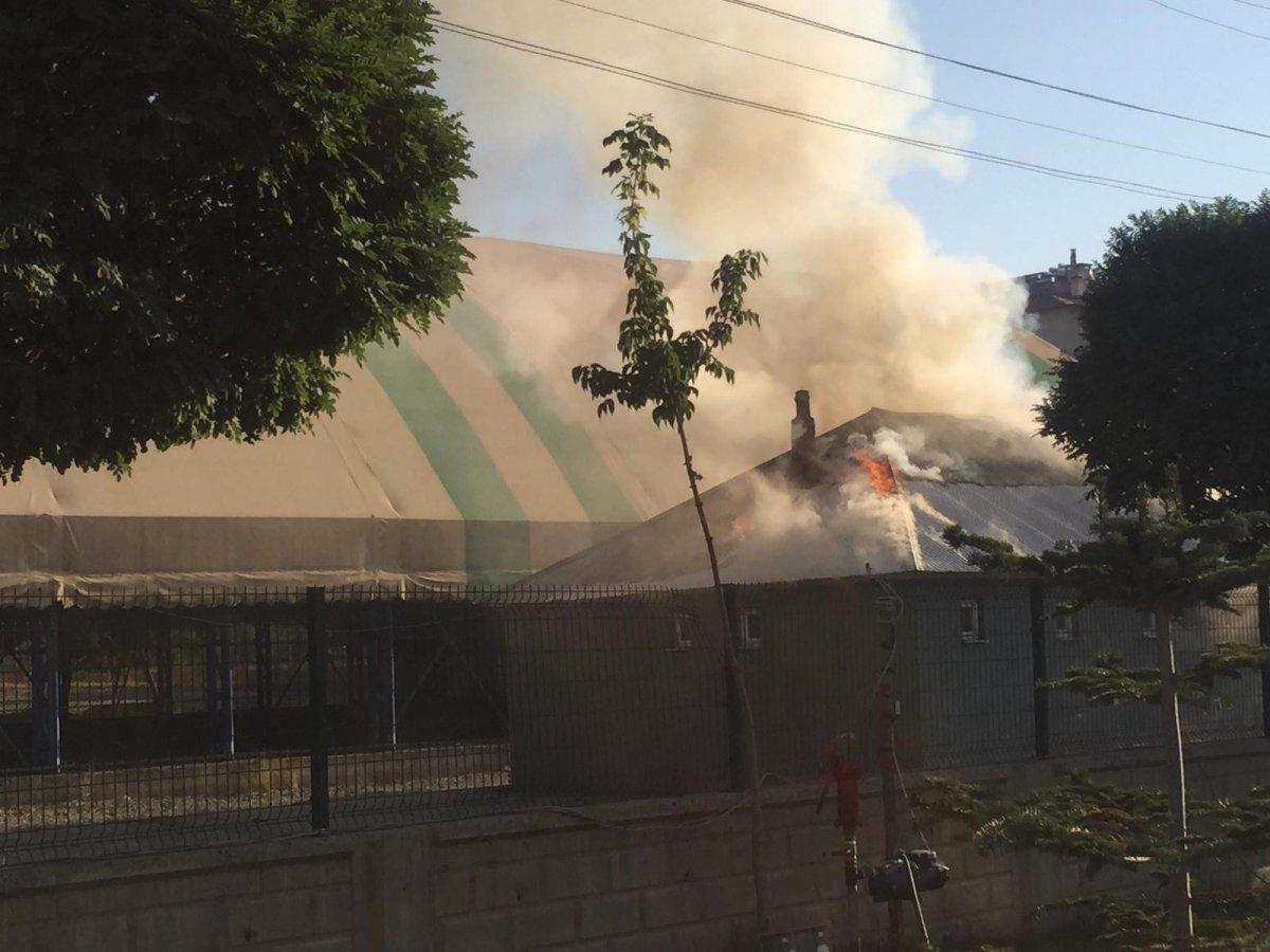 Ağrı’da yüksek gerilim hattı patladı, yangın çıktı