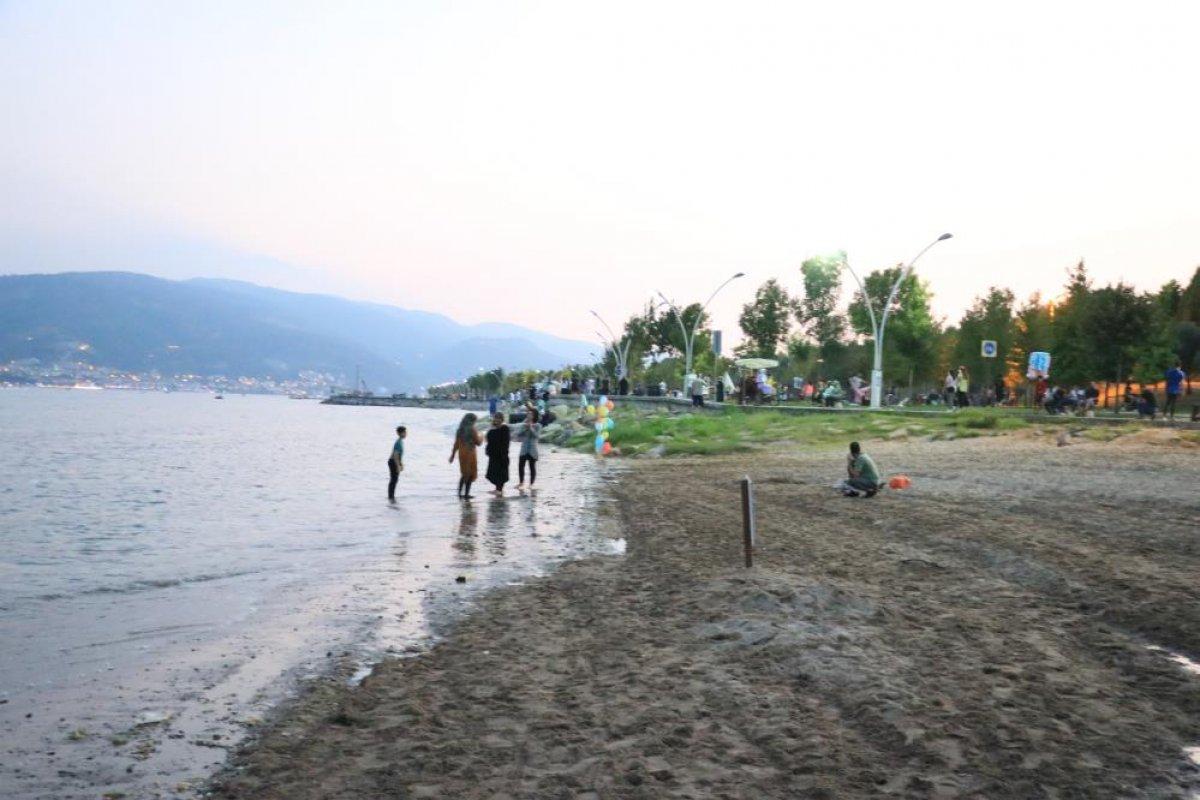 Kocaeli'de kendisini affettirmek isteyen genç, gökyüzünde pankart açtı