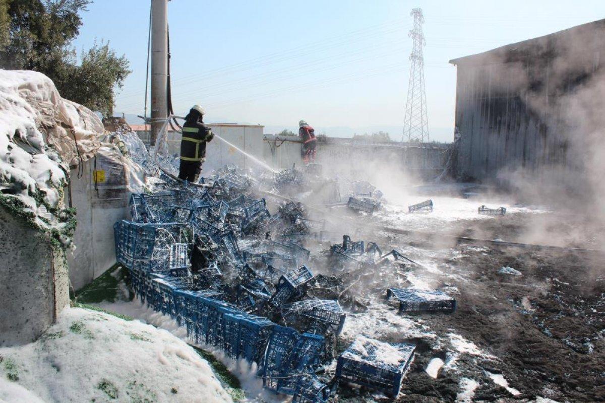 Manisa'da bir fabrikanın bahçesindeki plastikler alev aldı