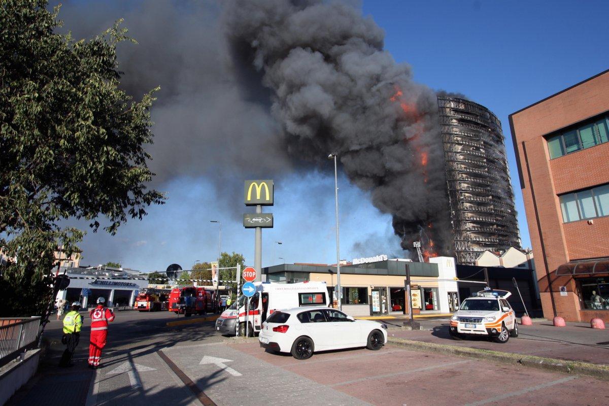 İtalya'da 15 katlı binada yangın