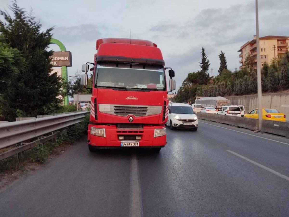 Kocaeli'de kadın sürücü tırı sollarken bariyerlere çarptı: 2 yaralı