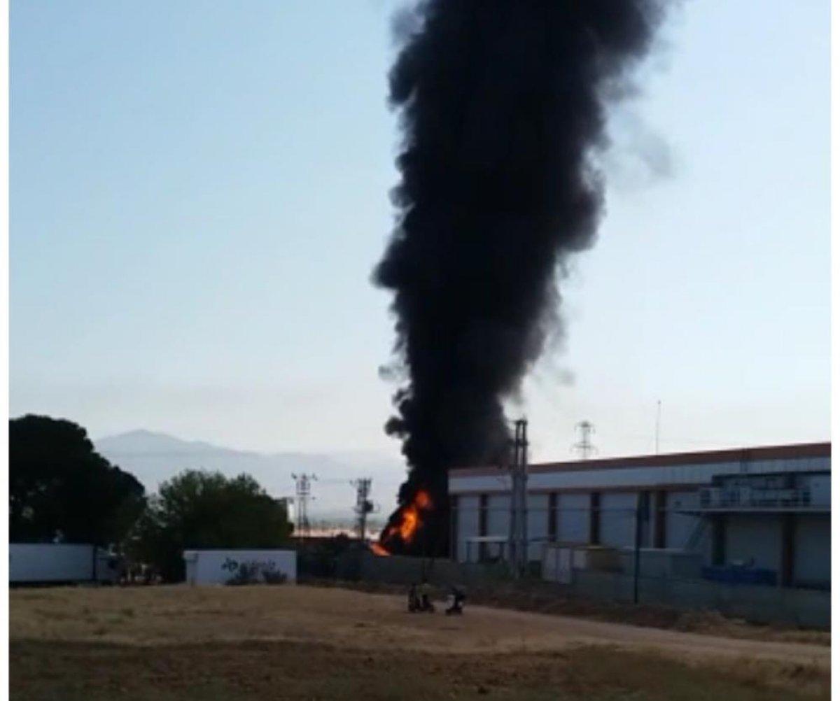 Manisa'da bir fabrikanın bahçesindeki plastikler alev aldı