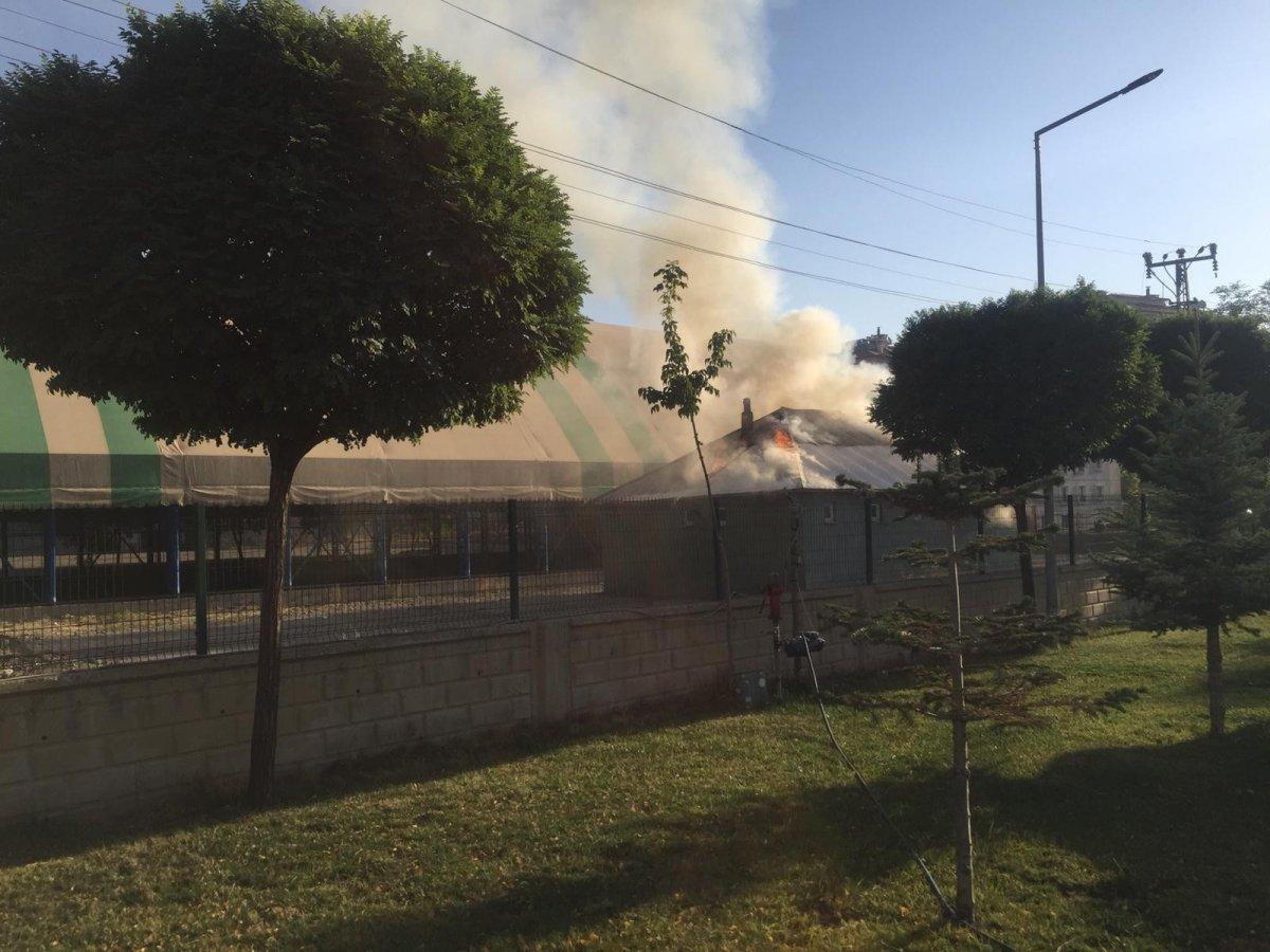 Ağrı’da yüksek gerilim hattı patladı, yangın çıktı