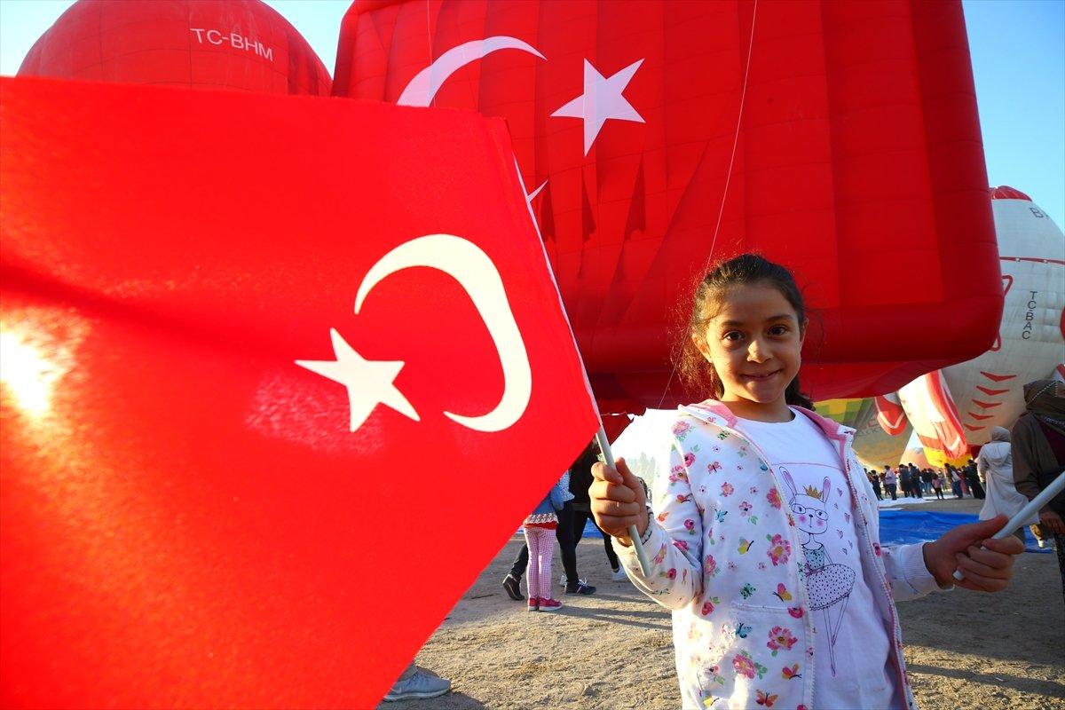 Nevşehir'de ay yıldız desenli balon havalandı