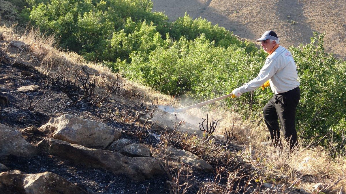 Bitlis’teki örtü yangını ormanlık alana sıçramadan kontrol altına alındı