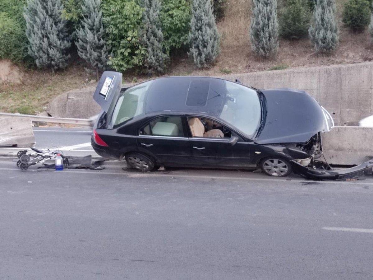 Kocaeli'de kadın sürücü tırı sollarken bariyerlere çarptı: 2 yaralı