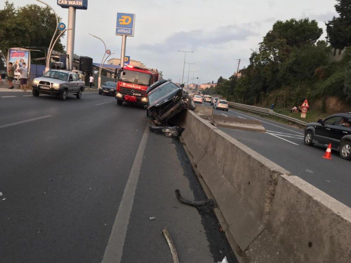 Kocaeli'de kadın sürücü tırı sollarken bariyerlere çarptı: 2 yaralı