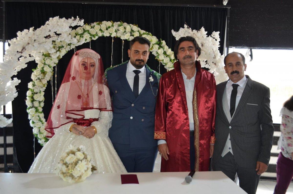 Ağrı'daki aşiret düğününde çifte, 1 milyonluk takı takıldı