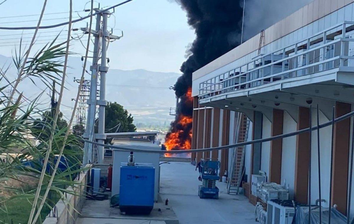 Manisa'da bir fabrikanın bahçesindeki plastikler alev aldı