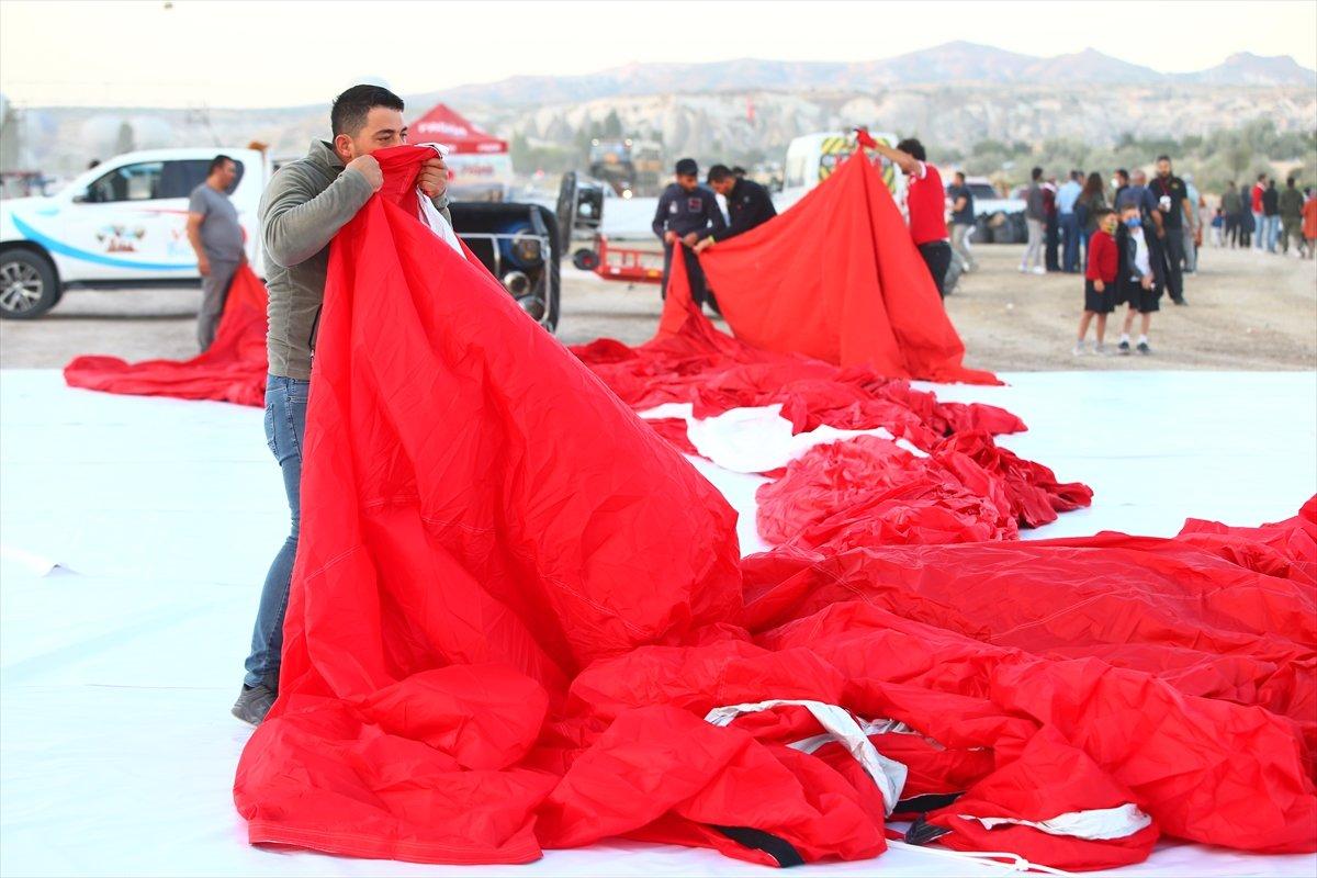 Nevşehir'de ay yıldız desenli balon havalandı