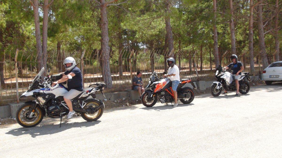 3 arkadaş, 'güvenilir değil' iddiasını çürütmek için Almanya'dan Türkiye'ye geldi