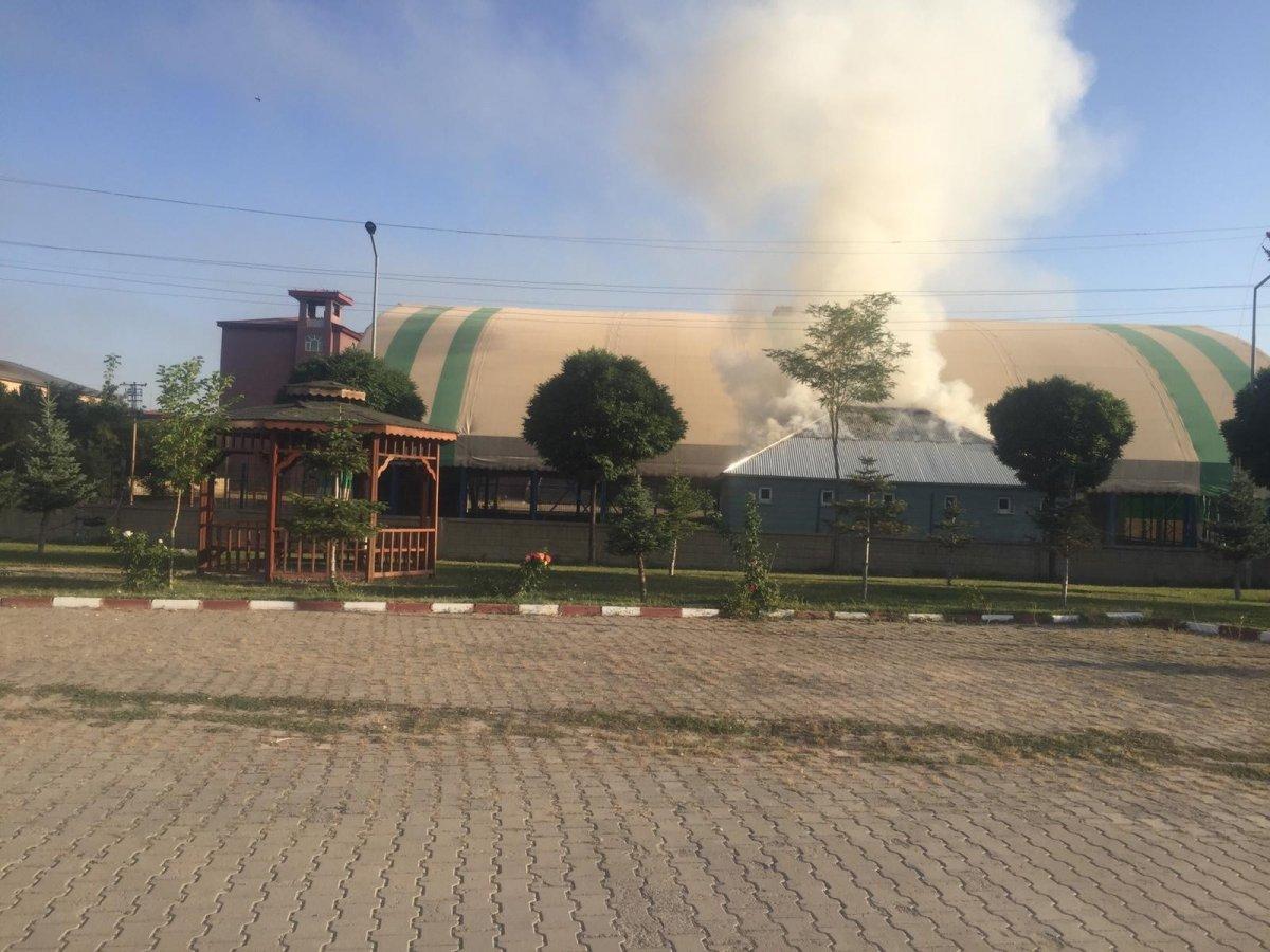 Ağrı’da yüksek gerilim hattı patladı, yangın çıktı