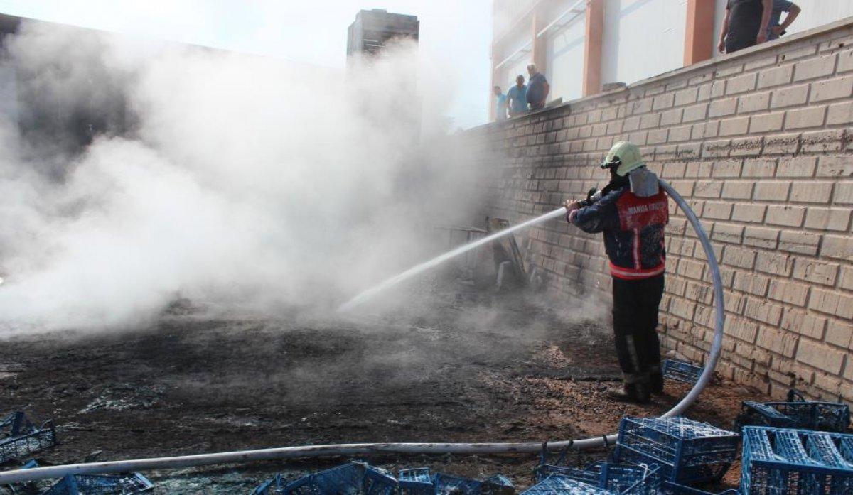 Manisa'da bir fabrikanın bahçesindeki plastikler alev aldı