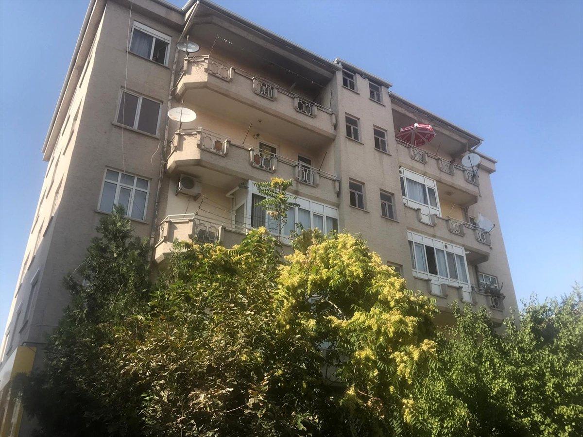 Aksaray’da çarşafla pencereden inen genç kız, kömürlüğe düştü