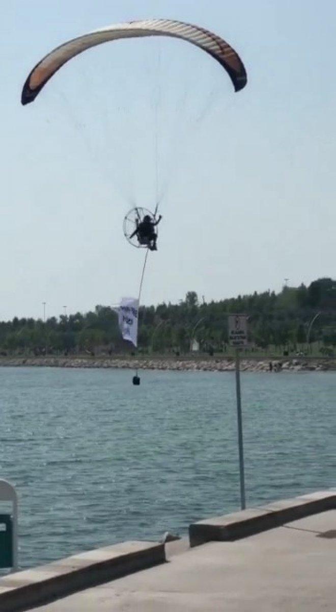 Kocaeli'de kendisini affettirmek isteyen genç, gökyüzünde pankart açtı