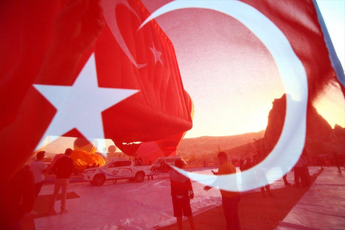 Nevşehir'de ay yıldız desenli balon havalandı