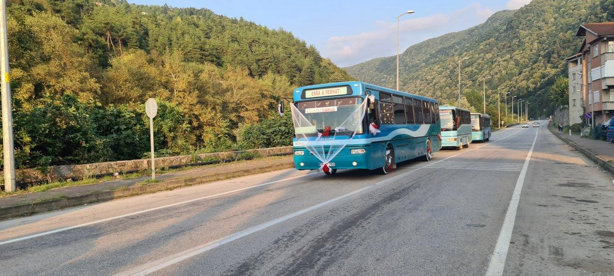 Karabük’te şoför, halk otobüsünü gelin arabası yaptı