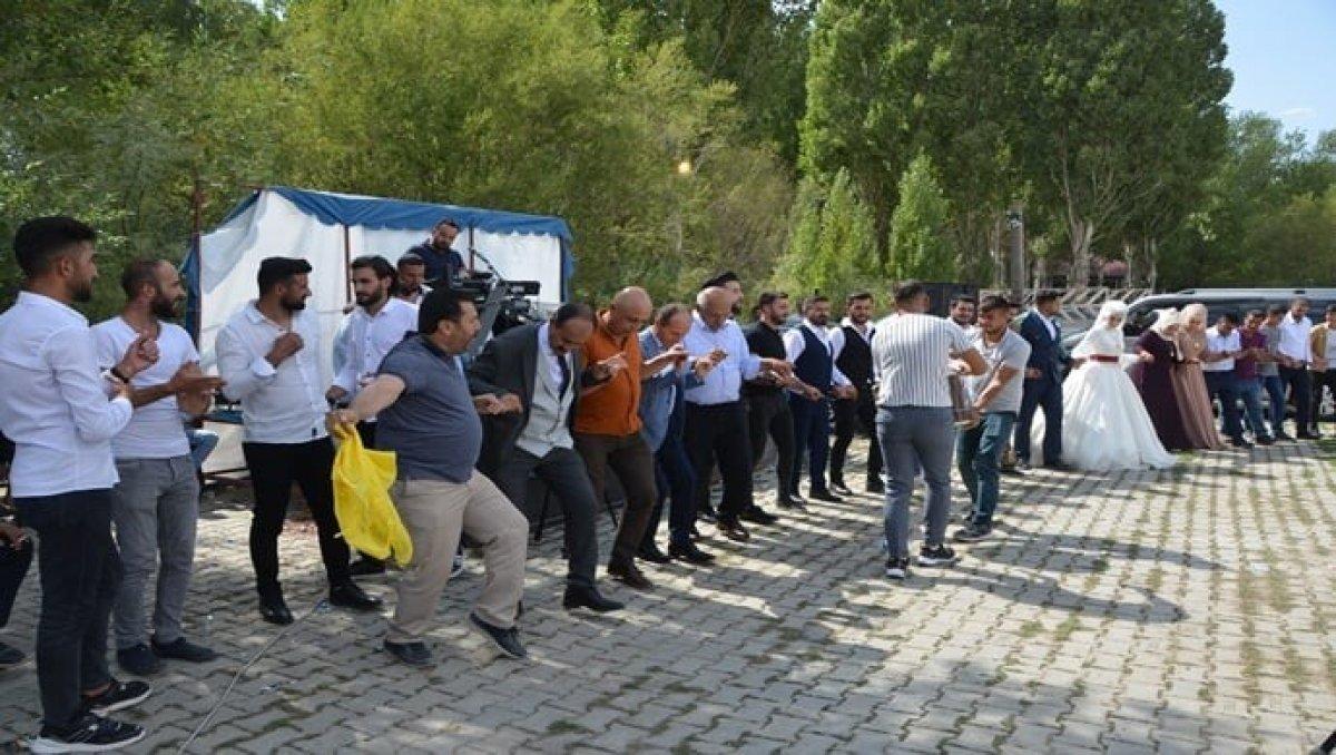 Ağrı'daki aşiret düğününde çifte, 1 milyonluk takı takıldı