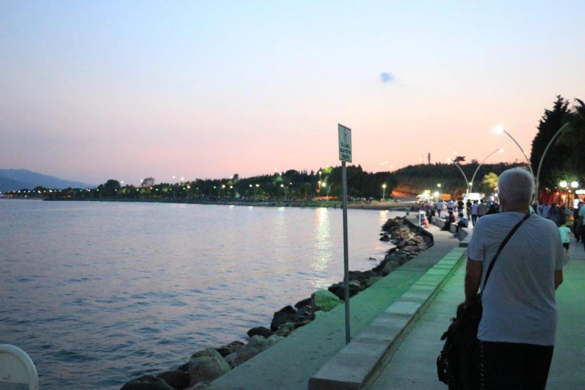 Kocaeli'de kendisini affettirmek isteyen genç, gökyüzünde pankart açtı