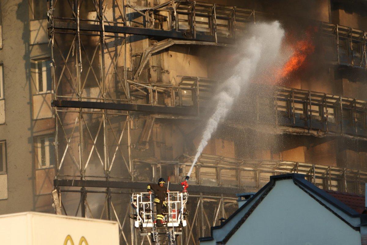 İtalya'da 15 katlı binada yangın