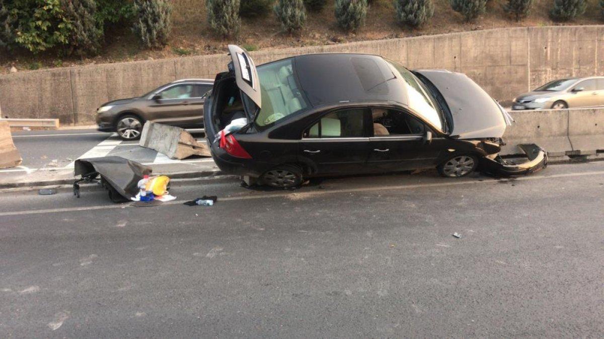 Kocaeli'de kadın sürücü tırı sollarken bariyerlere çarptı: 2 yaralı