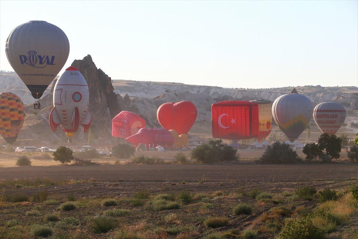 Nevşehir'de ay yıldız desenli balon havalandı