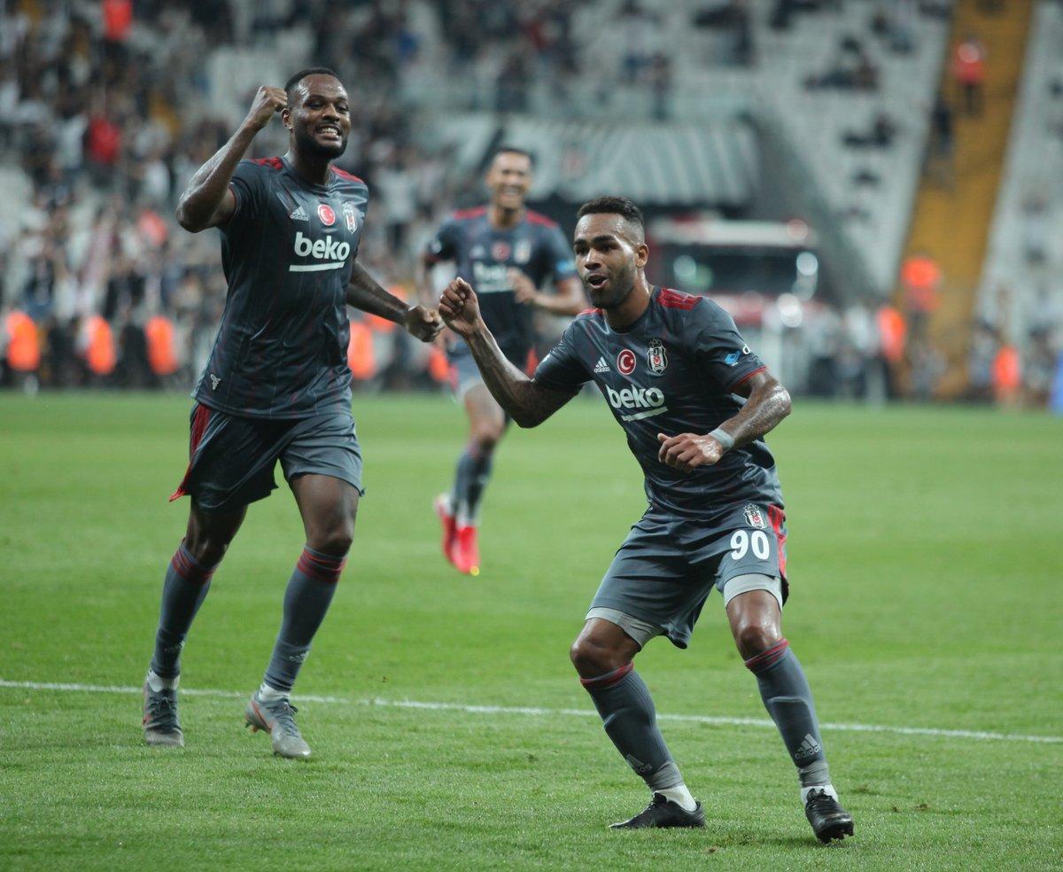 Beşiktaşlılar Alex Teixeira'yı çok sevdi