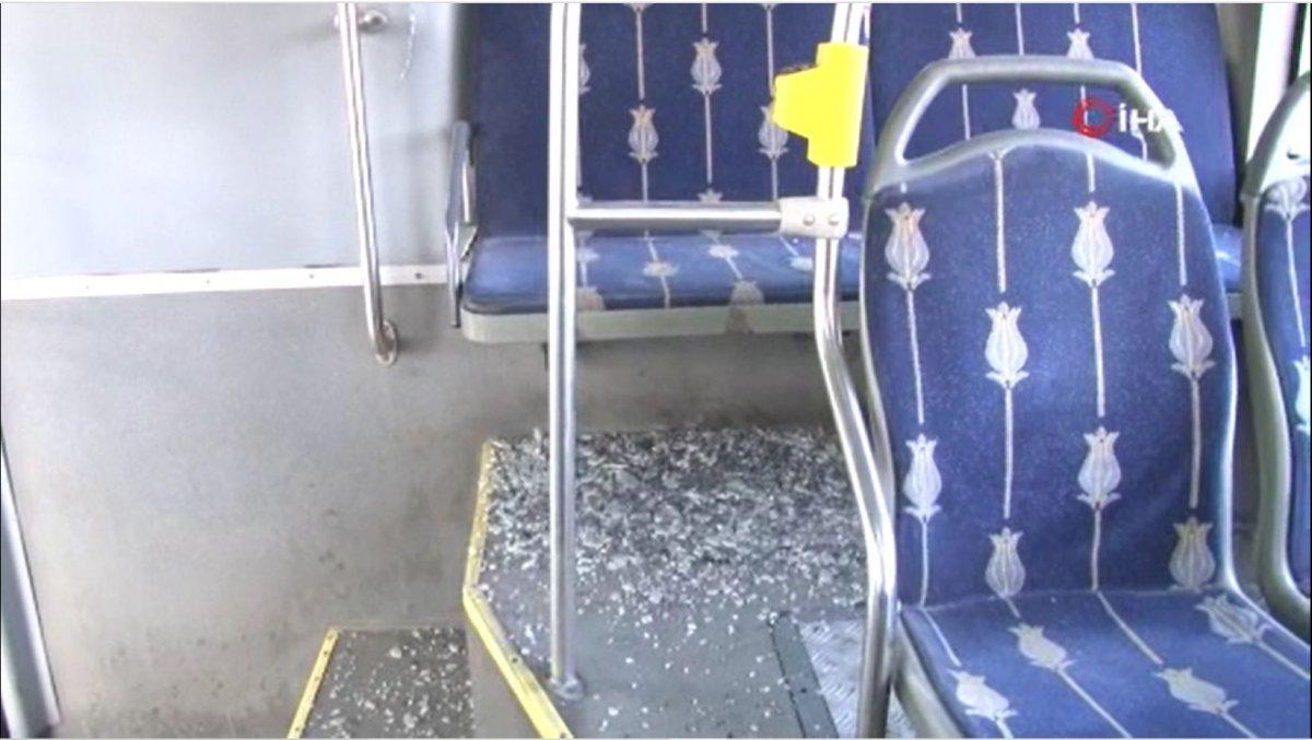 Avcılar’da, İETT otobüsüne hafriyat kamyonu çarptı