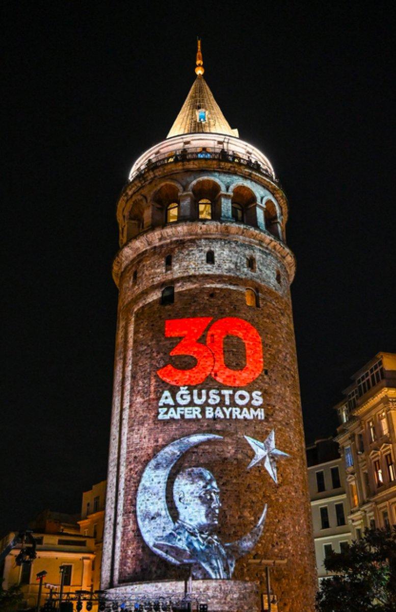 Galata Kulesi'nde ışık gösterisi yapıldı