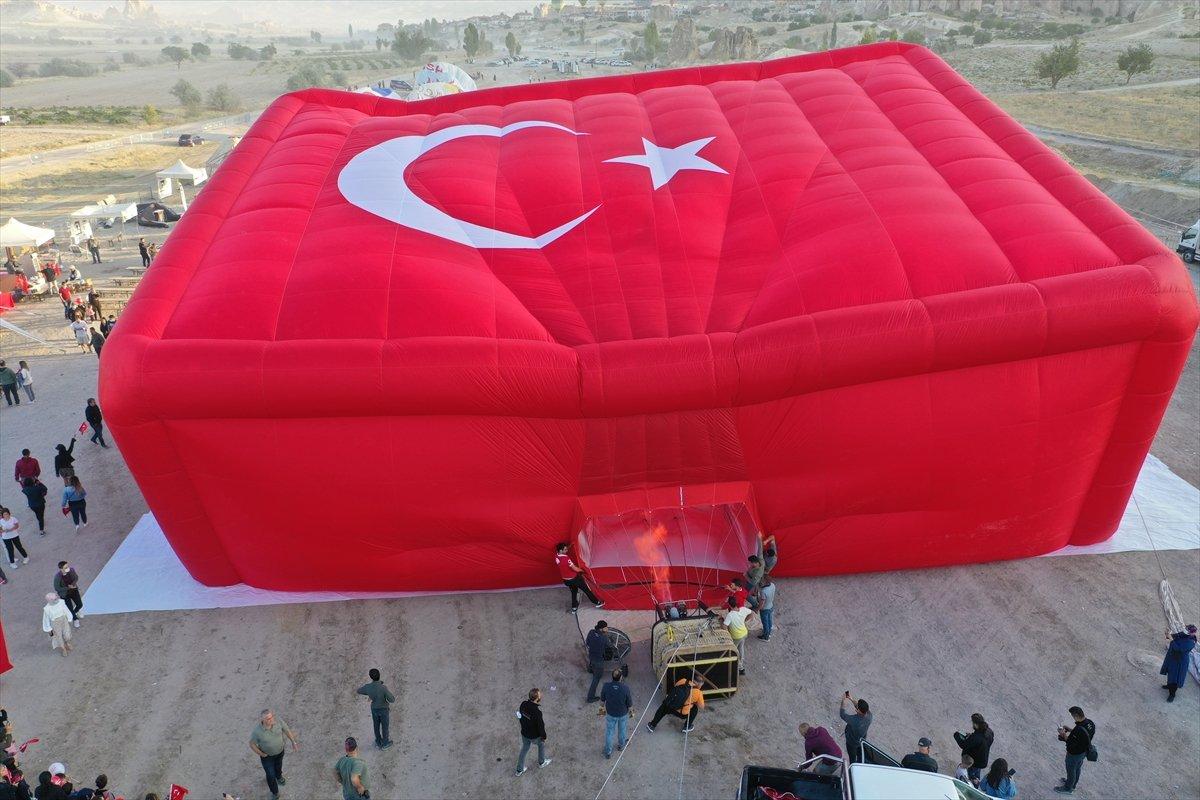 Nevşehir'de ay yıldız desenli balon havalandı