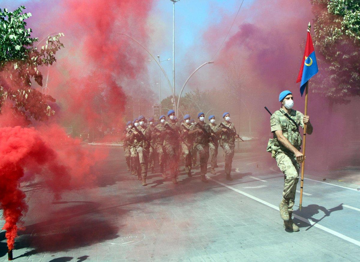 Bolu’da mavi bereli komandoların görkemli 30 Ağustos yürüyüşü
