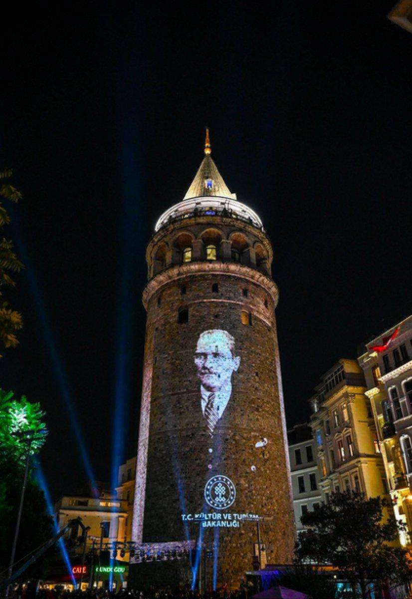 Galata Kulesi'nde ışık gösterisi yapıldı