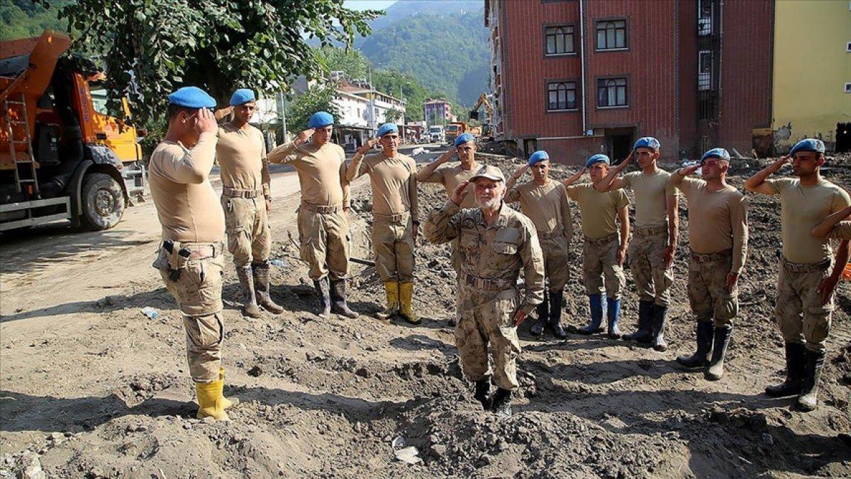 Bozkurtlu Coşkun Dede, sel bölgesinde yardım eden askerlere moral veriyor