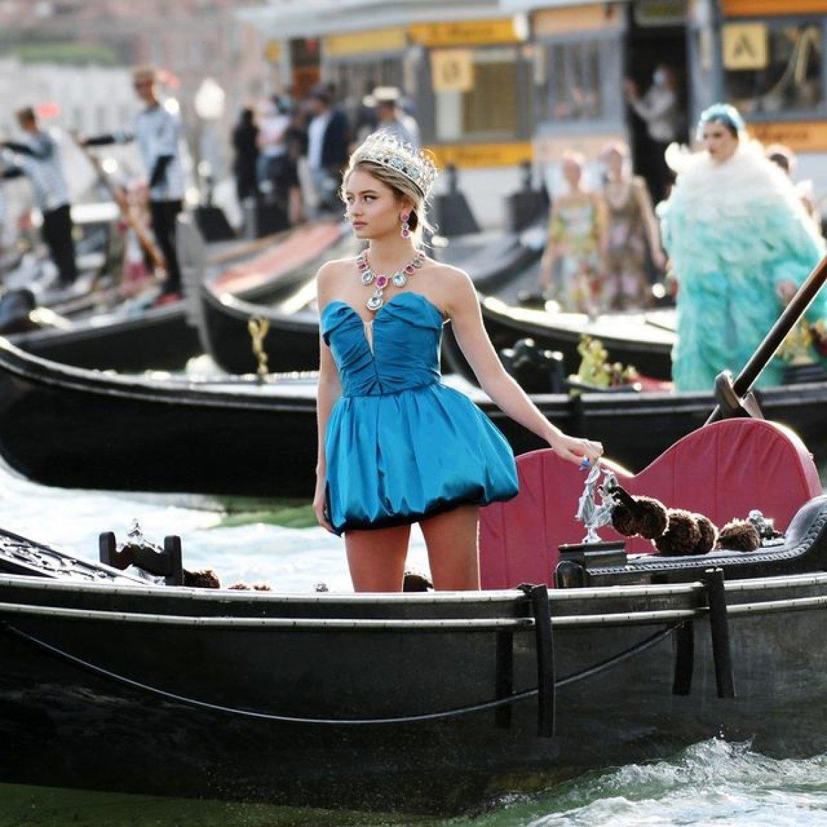 Heidi Klum'un kızı Leni Klum defileye damga vurdu