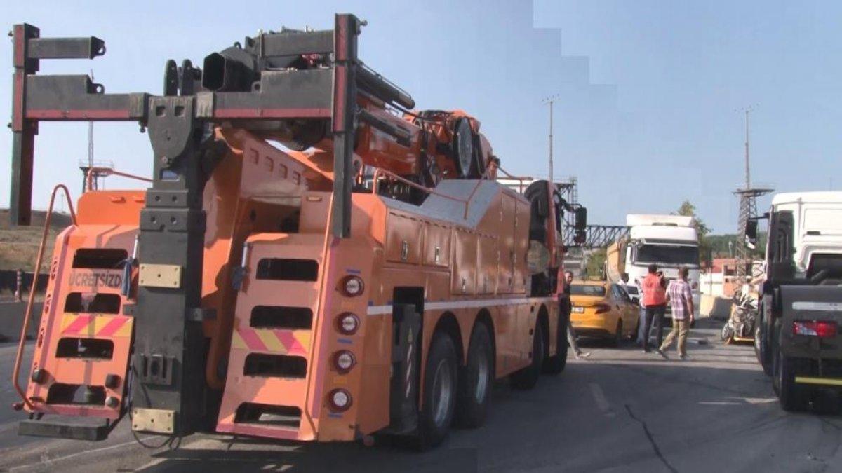 Pendik'te zincirleme kaza: 2 tır ile 2 otomobil birbirine girdi