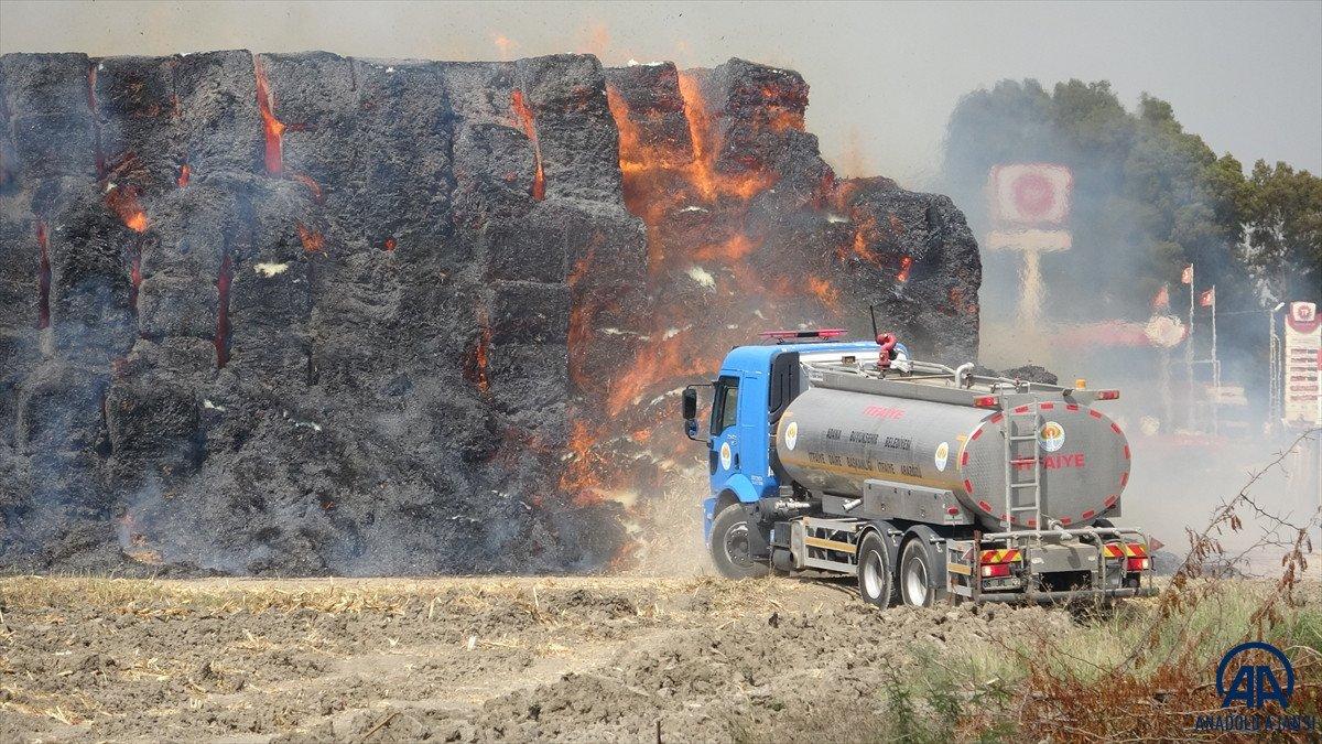Adana'da mısır silajı balyalarının bulunduğu tarlada yangın çıktı