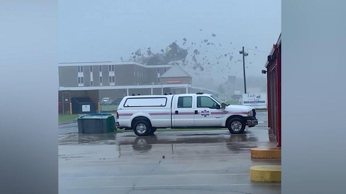 Louisiana'da Ida kasırgası çatıları uçurdu