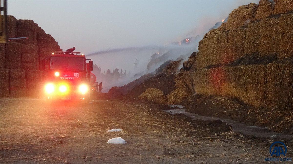 Adana'da mısır silajı balyalarının bulunduğu tarlada yangın çıktı