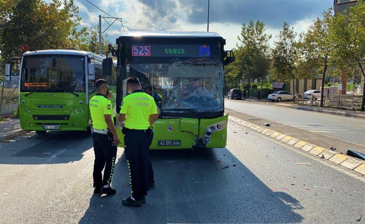 Kocaeli'de aniden yavaşlayan minibüse otobüs çarptı