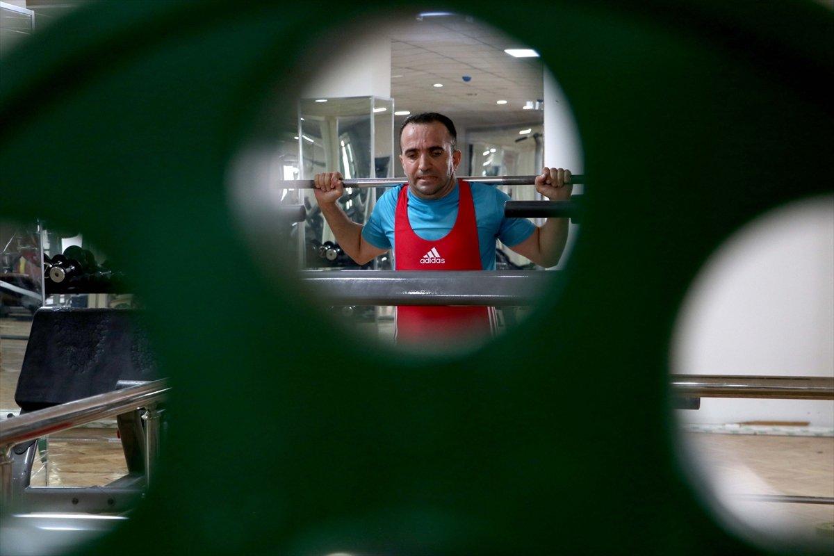 Görme engelli sporcu, 12 yıl sonra yeniden başladığı halterde Türkiye Şampiyonu oldu